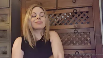 Queengf90  onlyfans Sexy blonde pulls wet pink hole hand