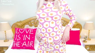 amoramias777  Shaved her pussy online chat