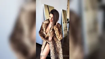 djdarciedolce  onlyfans Busty babe gently pulls wet pink hole