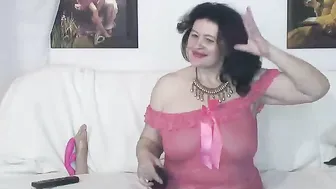 berryshickx  touches herself in public chat