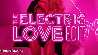 Summer Storm onlyfans Sweet babe masturbates on the bed