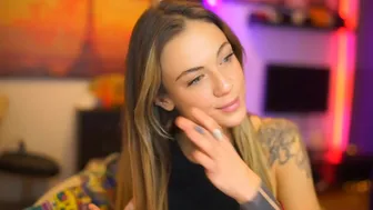 melodymate Painted chick sucks dildo