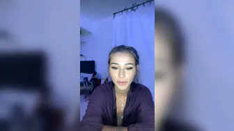 Isabella aka Urbzz onlyfans sweet chick fingers herself