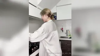 Yui Xin aka yui_xin_tw onlyfans busty blonde posing in fornt of the camera