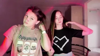 [CHATURBATE LIVE] Golden_Bag and her friend show off naked together with viewers