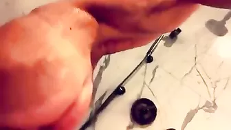 Bella Thorne show her body whike take shower