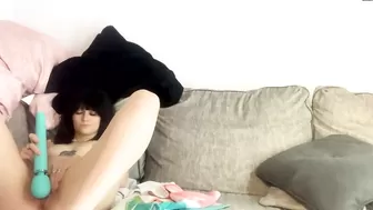 Lilbunniieeee Chaturbate April-19-2025 plays with a vibrator with her clitoris in front of the camera